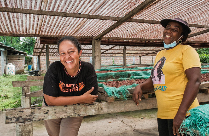 Dos mujeres sonriendo 