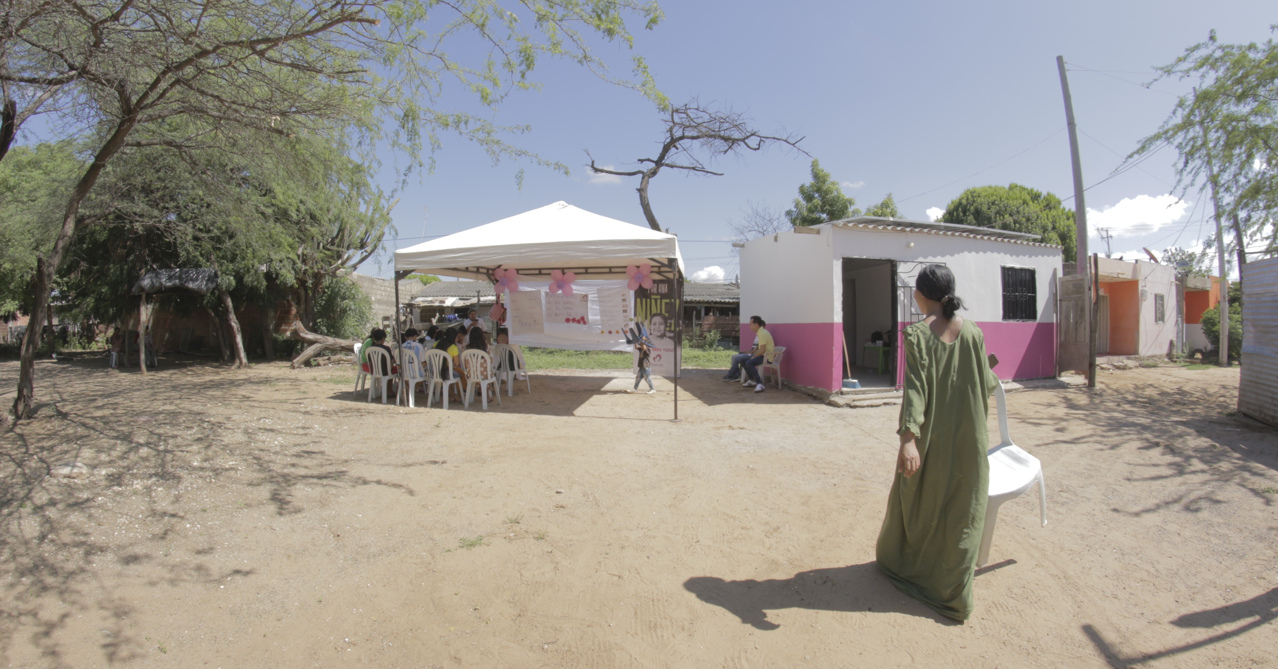 Mujer caminando en su comunidad